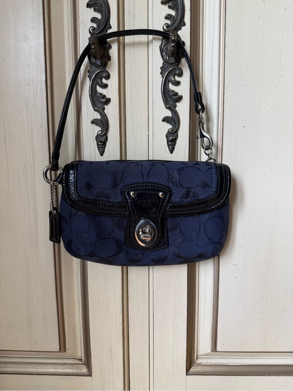 Vintage Coach Signature Navy Blue Turnlock Wristlet Black Patent Leather Y2K